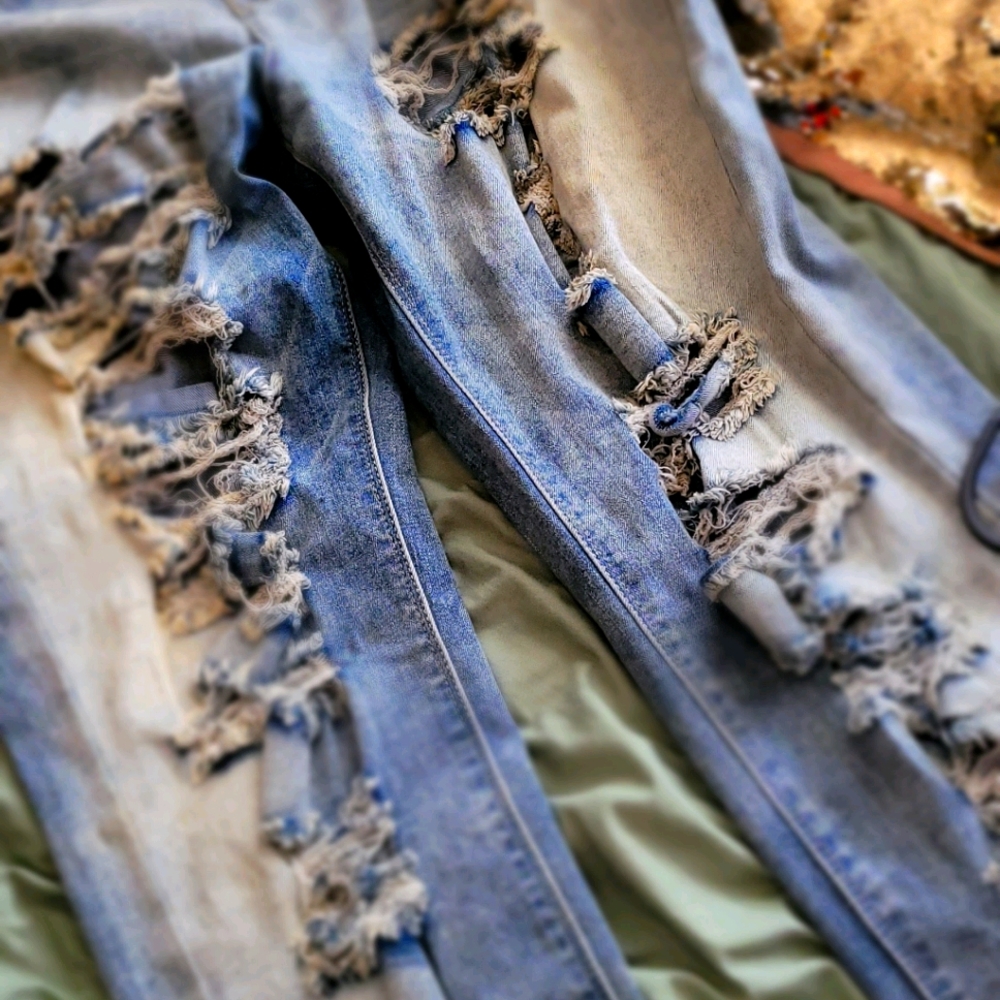 Distressed light wash skinny jeans